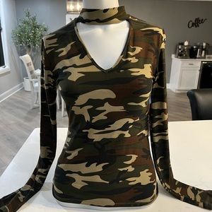 Hot Kiss Camo tee choker neck size M